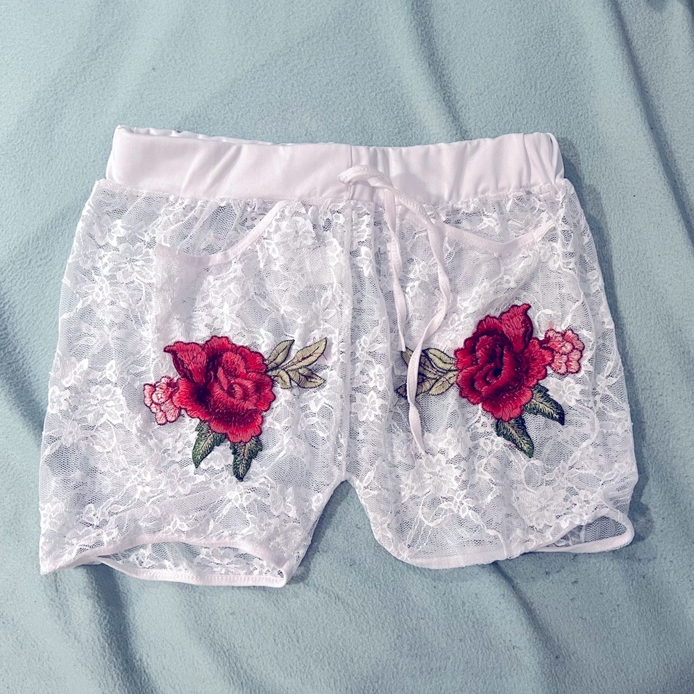 Sexy lace shorts with flower appliqués